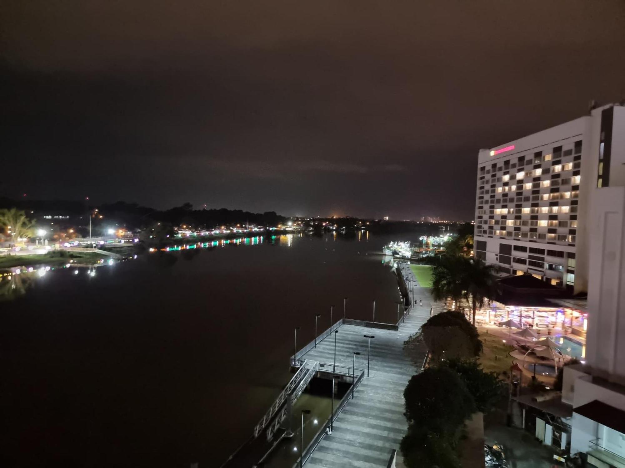 Cozzzy Hut Riverbank Suites Kuching With Spectacular River View Екстериор снимка