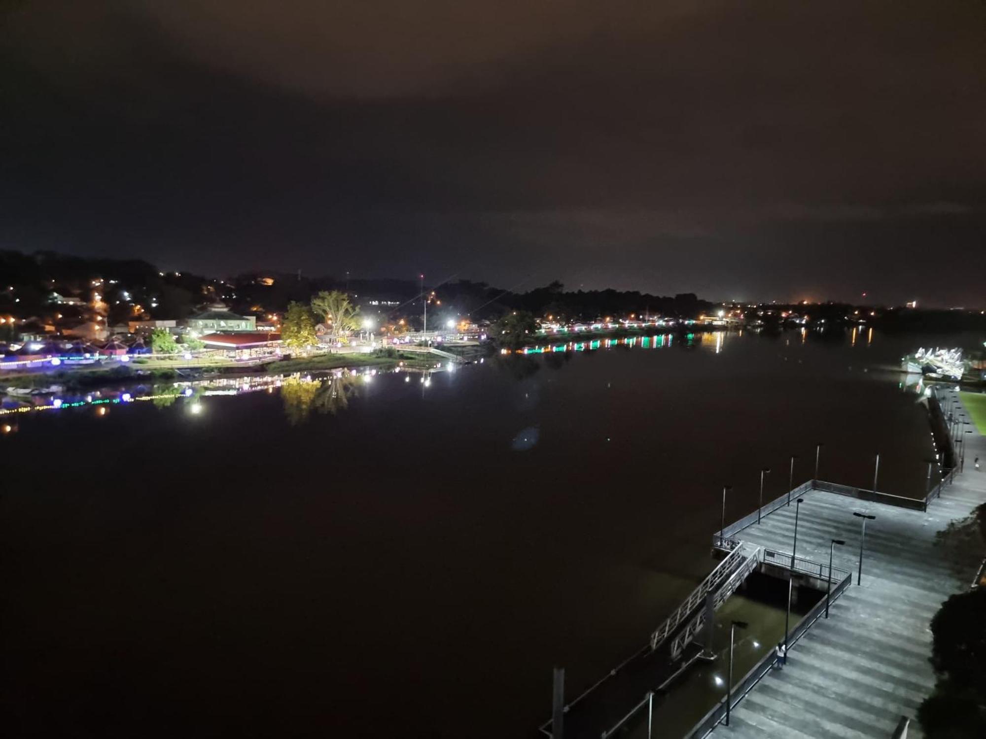 Cozzzy Hut Riverbank Suites Kuching With Spectacular River View Екстериор снимка