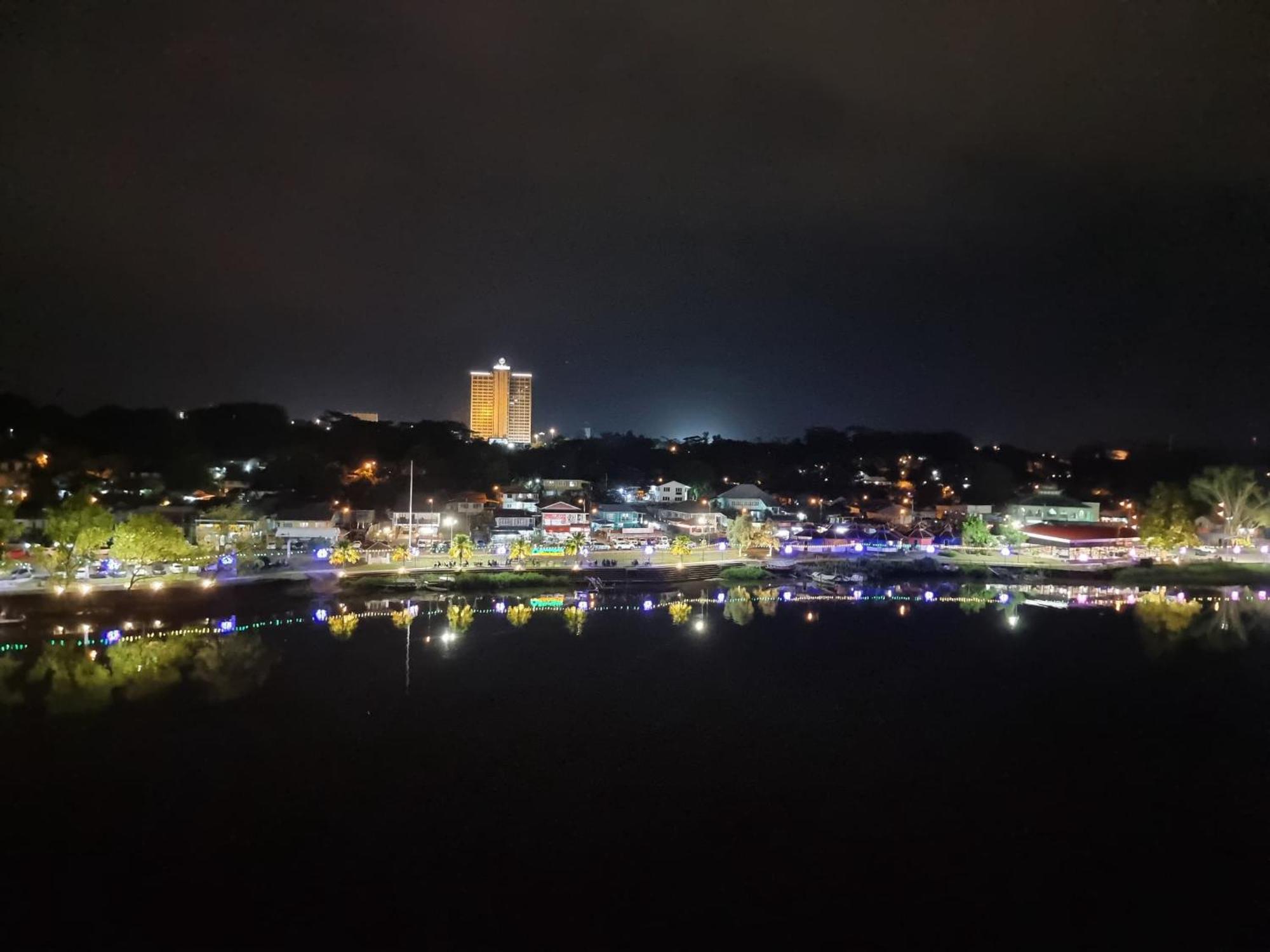 Cozzzy Hut Riverbank Suites Kuching With Spectacular River View Екстериор снимка