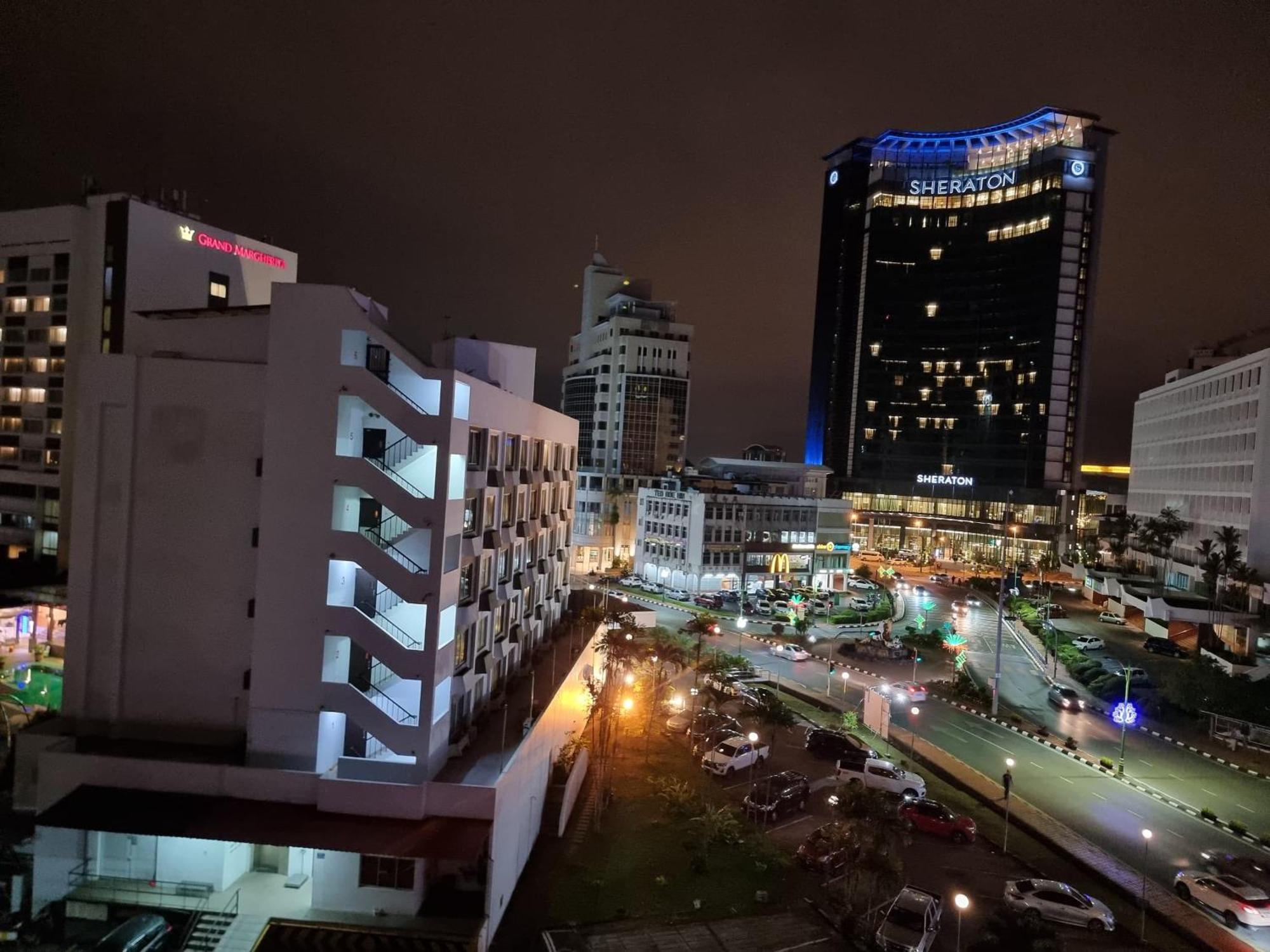 Cozzzy Hut Riverbank Suites Kuching With Spectacular River View Екстериор снимка