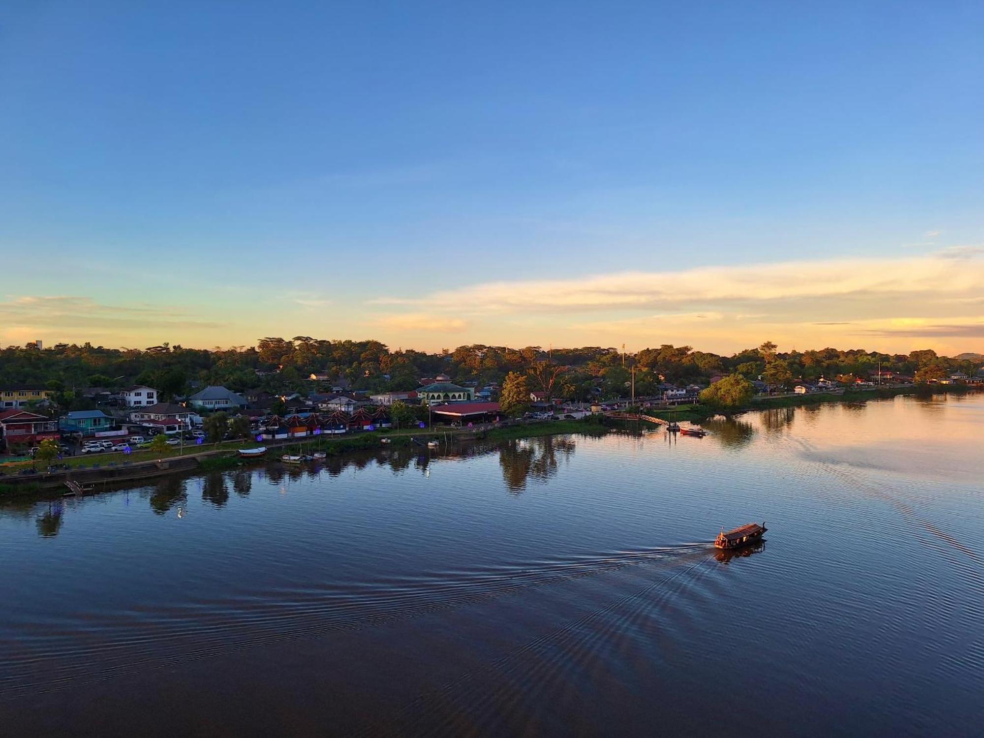 Cozzzy Hut Riverbank Suites Kuching With Spectacular River View Екстериор снимка