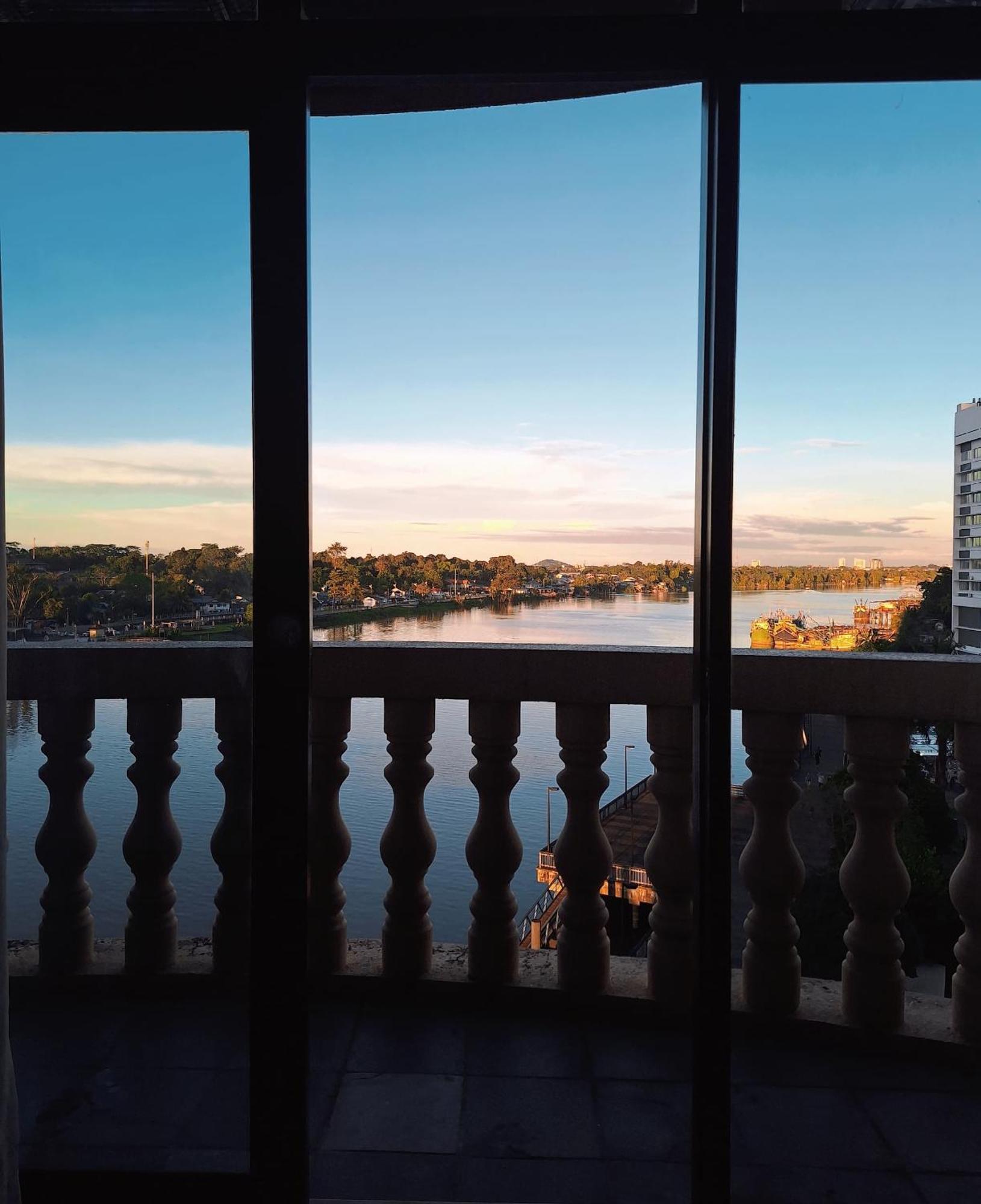 Cozzzy Hut Riverbank Suites Kuching With Spectacular River View Екстериор снимка