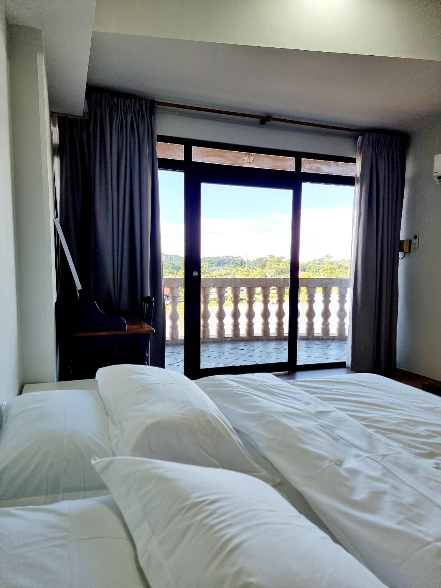 Cozzzy Hut Riverbank Suites Kuching With Spectacular River View Екстериор снимка
